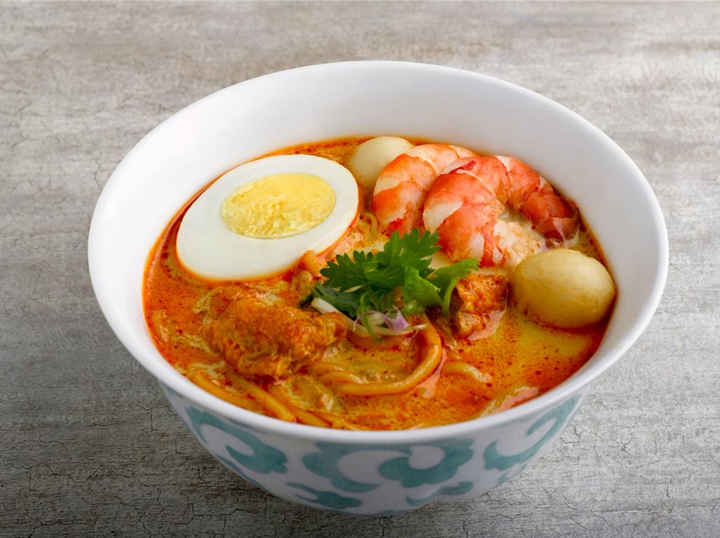 辛香濃郁卻又不失清爽層次的「新加坡叻沙麵」是熬煮蝦殼與各式香料,並加入椰奶製成金黃湯底,風味迷人。(圖/台北晶華酒店)