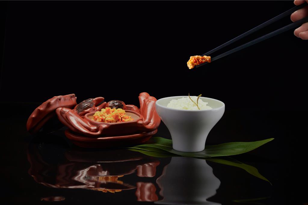 台灣少見的江南蟹餚「禿黃油撈飯」,使用五隻以上大閘蟹純膏黃、不取蟹肉。(台北亞都麗緻大飯店提供/吳娮翎台北傳真)