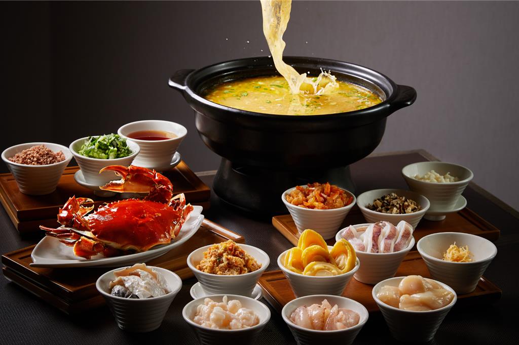 結合江南家常與宴席巧思,「天香鮮蟹菜飯二吃」加入蟹粉拌飯與紅蟳海鮮高湯。(台北亞都麗緻大飯店提供/吳娮翎台北傳真)