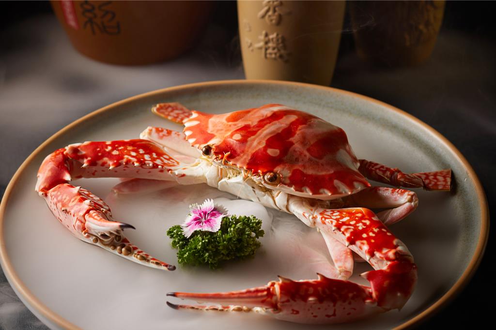 「秘製花雕凍蟹」嚴選飽滿沙母,以花雕酒蒸熟後冰鎮,肉質清甜。(台北亞都麗緻大飯店提供/吳娮翎台北傳真)