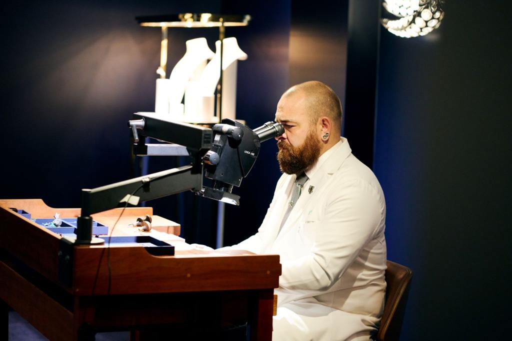 TIFFANY首席珠寶工藝培訓師Lucas特地從美國來台親自示範「石上鳥」的鑲嵌技法，嬌寵台灣的VIP。（圖／Tiffany & Co.）