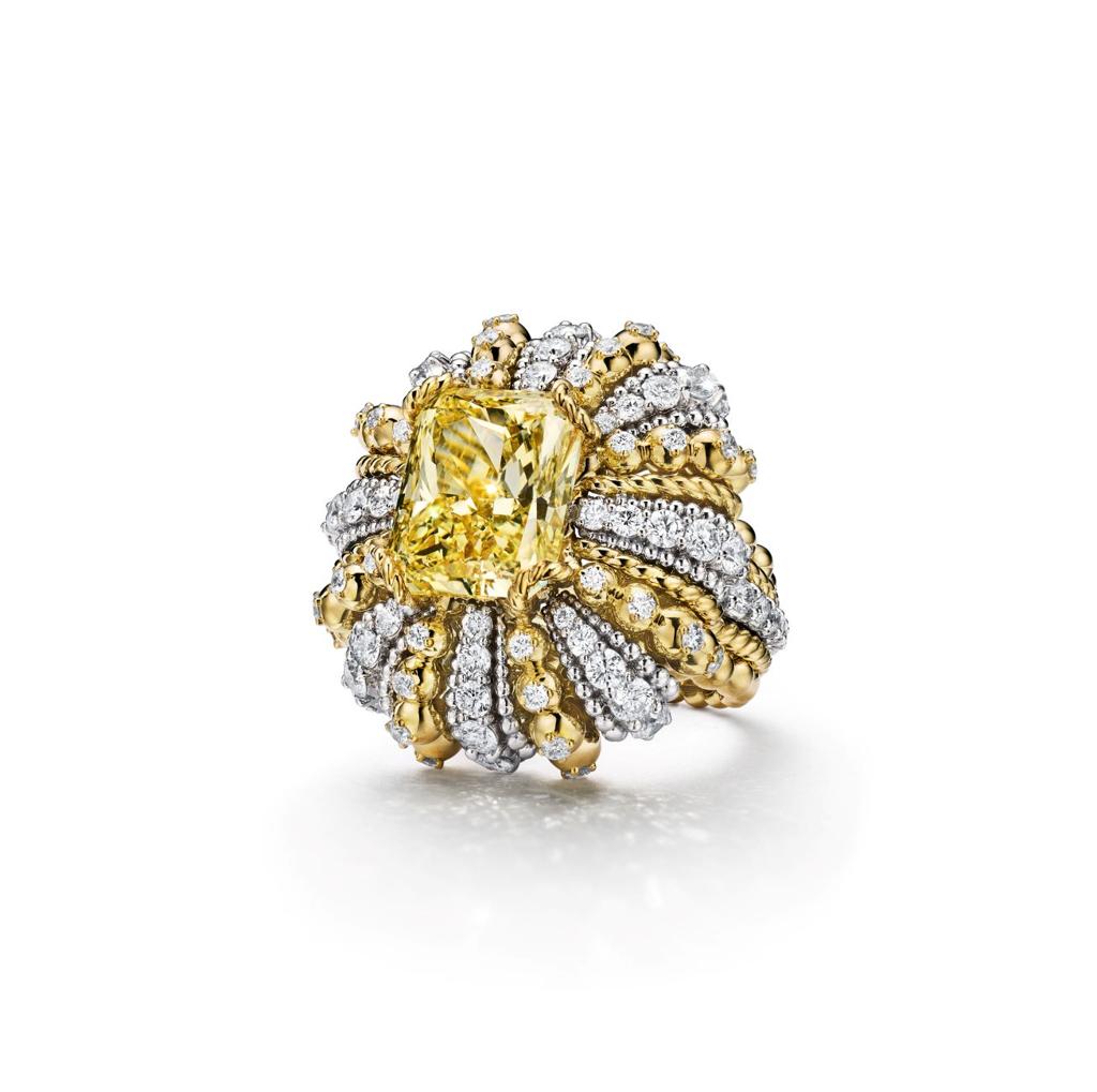 「深海星芒」（Urchin）黃鑽戒指，採用極其精細的「珠鑲工藝」，在小金珠上鑲嵌鑽石，讓珠寶更加閃亮迷人。（圖／Tiffany & Co.）