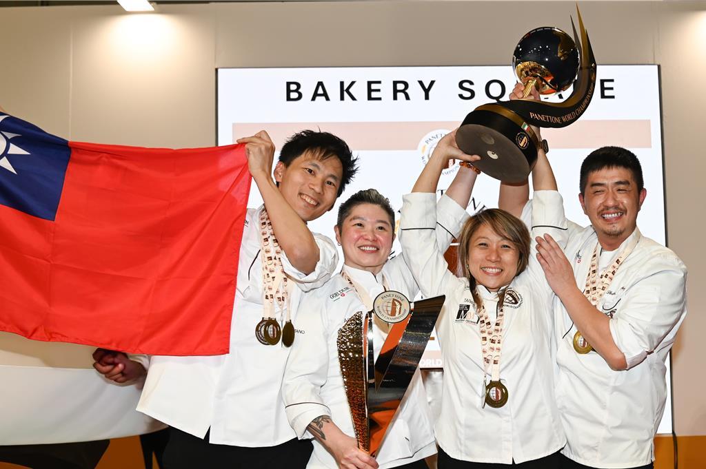 由陳詩絜(右二)、賴怡君(左二)、蔡約群(左一)和楊世均(右一)四人所組成的台灣隊,在2025世界盃聖誕麵包大賽獲得總冠軍。圖/慧強實業有限公司、I love Italy by Giovanna 提供