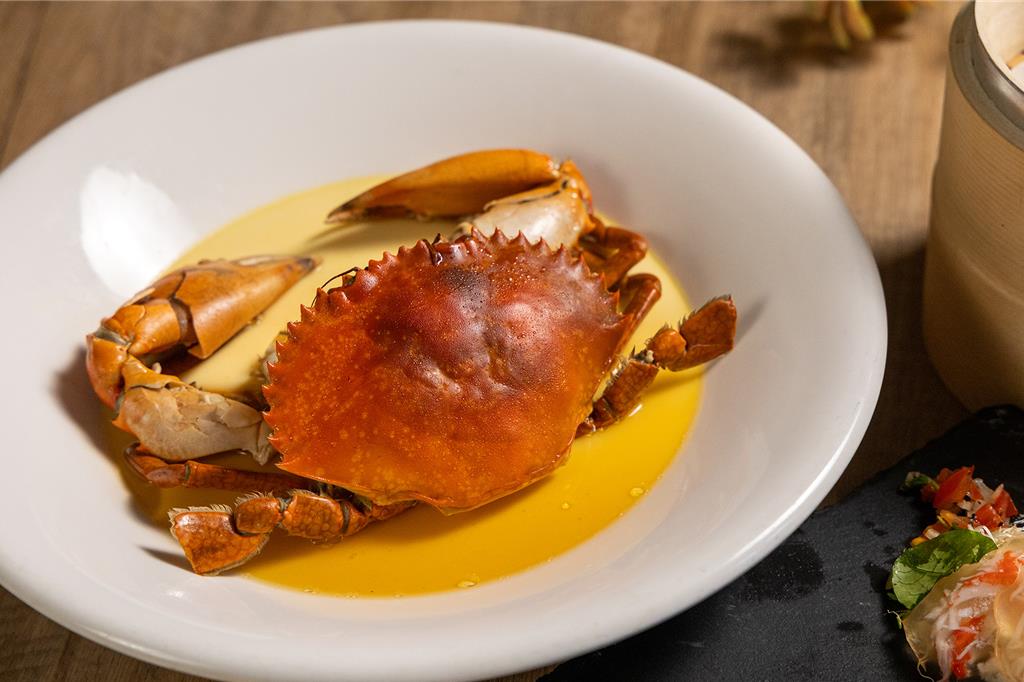 「花雕酒香芙蓉處女蟳」結合粵菜蒸技與酒香,酒韻與蟹香交織。(台北老爺酒店提供)