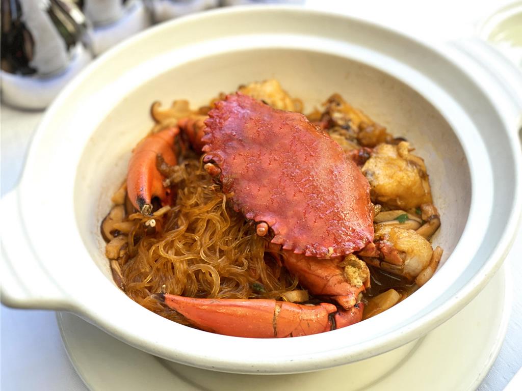 台北天成大飯店蟹逅金秋「沙公粉絲煲」口感滑順滋味馥郁。(天成飯店集團提供)