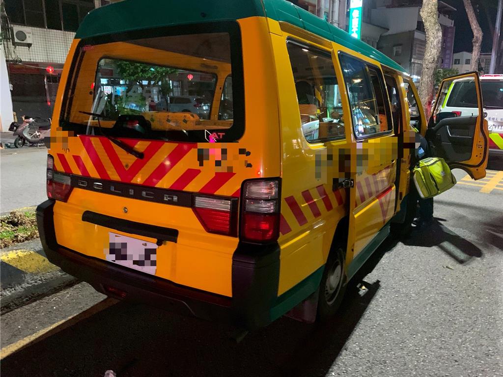 娃娃車自撞中央安全島。（民眾提供／李京昇台中傳真）