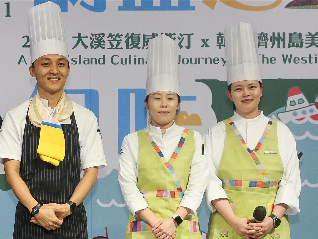 濟州島JW萬豪度假酒店Island Kitchen廚師團隊來台獻藝,左起主廚Sam Im、點心房主廚 Sienna Wang、及副手Aspyn Kim 。 (粘耿豪攝)