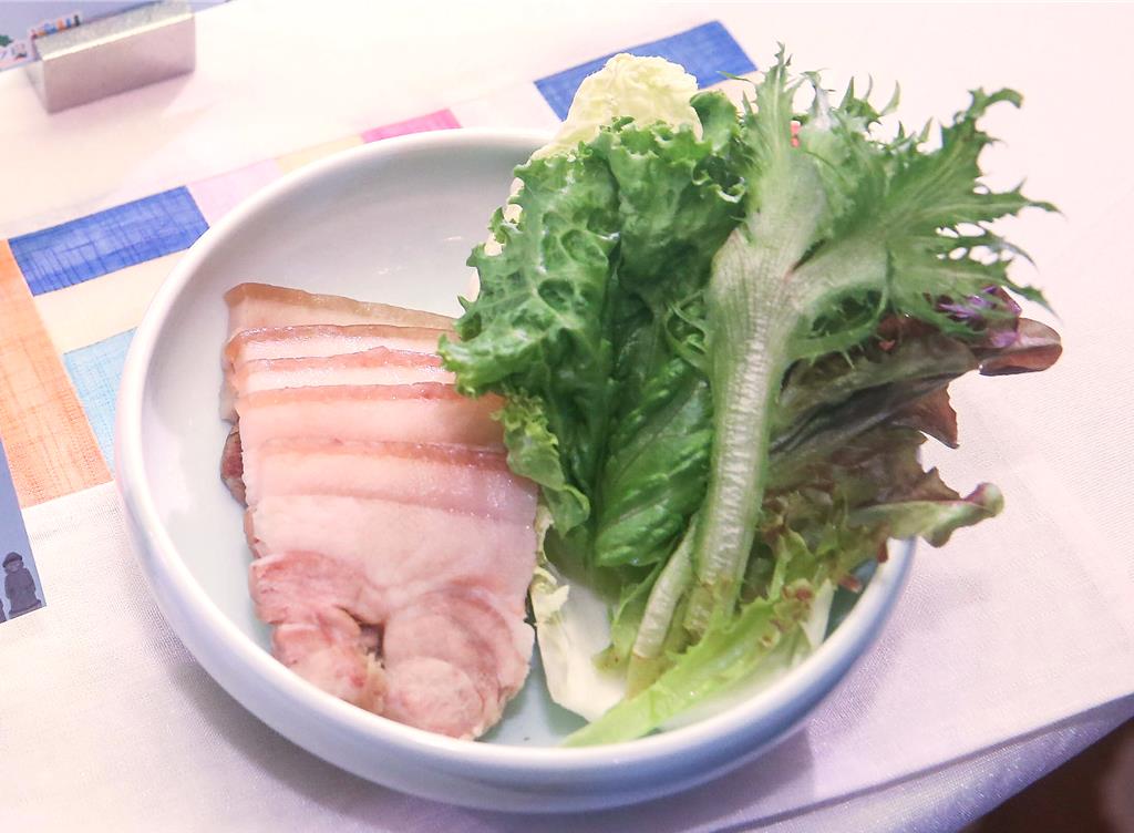 濟州經典料理「白切韓式五花豬」,以特製大豆醬與新鮮蔬菜呈現樸實濃郁的家鄉味。 (粘耿豪攝)