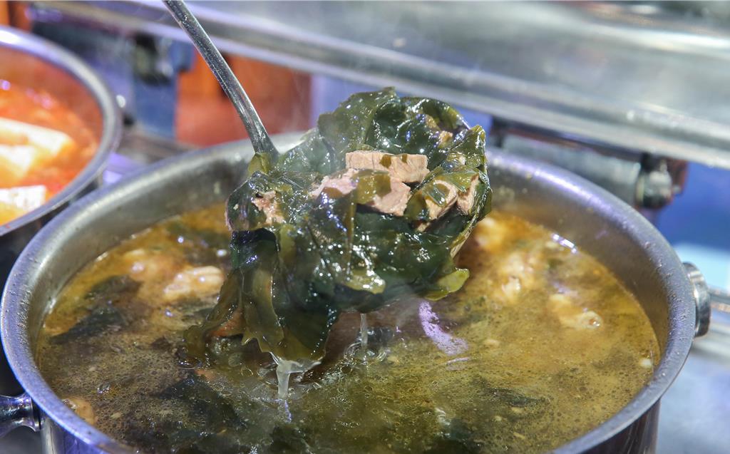 「海帶牛肉湯」在韓國是生日或重要節慶才會登場的料理。 (粘耿豪攝)