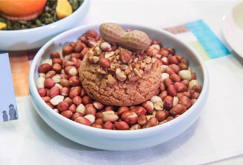 「牛島花生泡芙」嚴選來自牛島的花生製成濃郁內餡,花生餡扎實飽滿。 (粘耿豪攝)