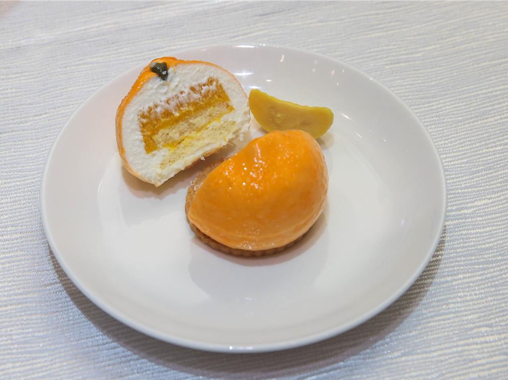 「濟州柑橘慕斯」則以濟州特產柑橘入味,融合細緻慕斯與果香層次,清爽不膩。 (粘耿豪攝)