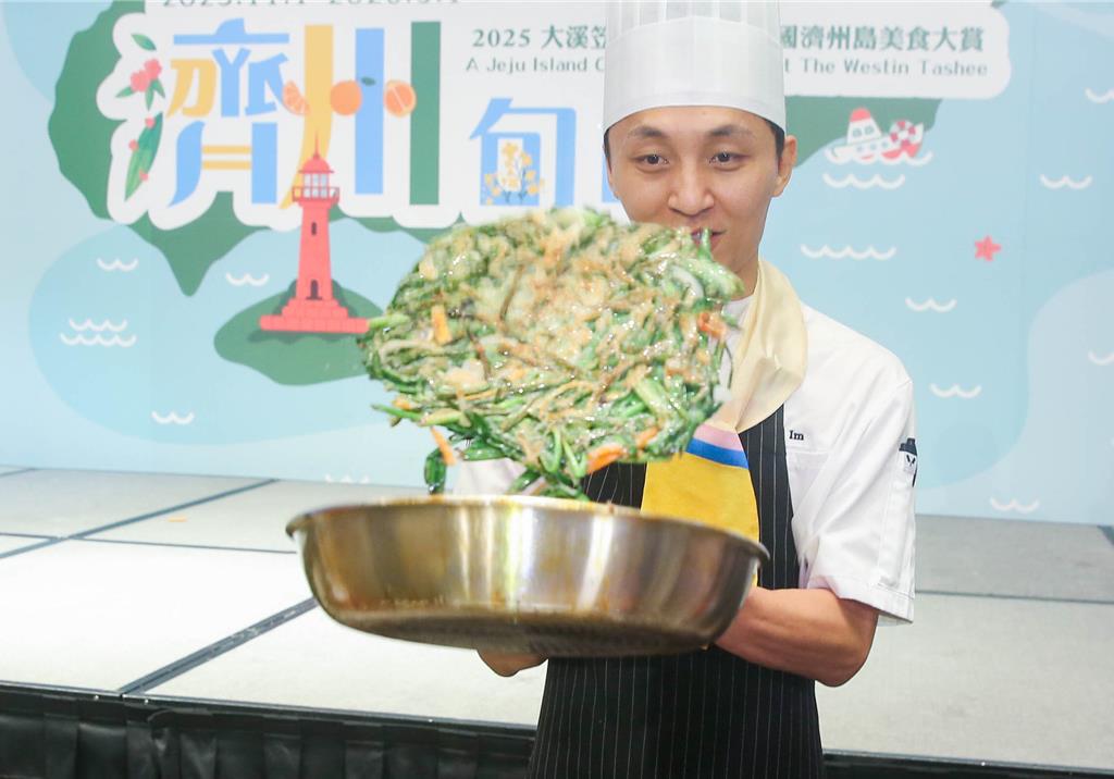 主廚Sam Im料理海鮮韭菜煎餅時露了一手拋鍋技。 (粘耿豪攝)