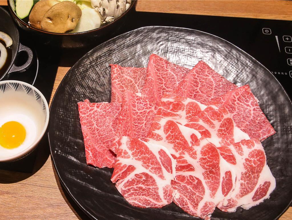 結合伊比利豬與日本和牛的肉品盛合套餐,肉量升至200公克。 (粘耿豪攝)