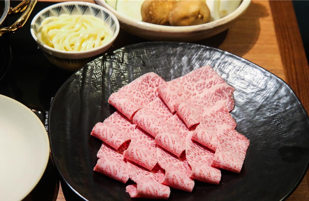 平日商業午餐1080元就可吃到「日本和牛涮涮鍋套餐」。 (粘耿豪攝)