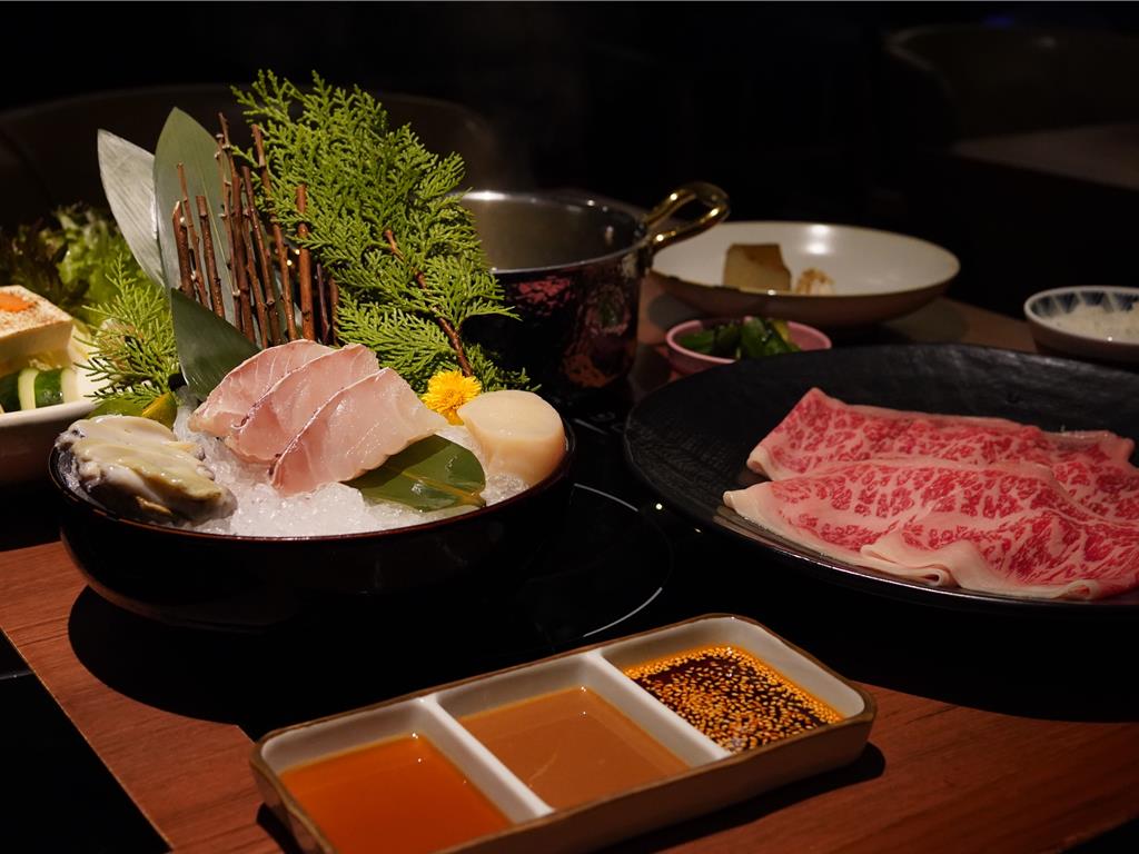 不吃牛的消費者也可選擇「海陸雙拼鍋」,以伊比利豬搭配南非鮑魚等高級食材。 (WAGYU CLUB和牛俱樂部提供)