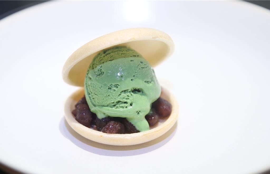 消費者可點選和風抹茶最中餅等甜點三選一。 (粘耿豪攝)