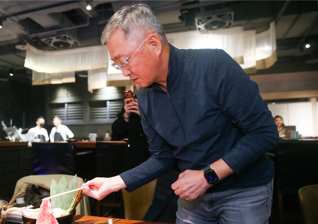 牛排教父鄧有癸為賓客桌邊服務。 (粘耿豪攝)