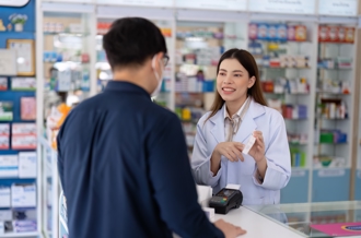 藥局不只賣藥！丁丁藥局靠「暖科技＋藥師陪伴」 搶攻全齡照護市場