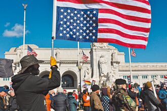 拚政府重啟 美議員飆車赴華府