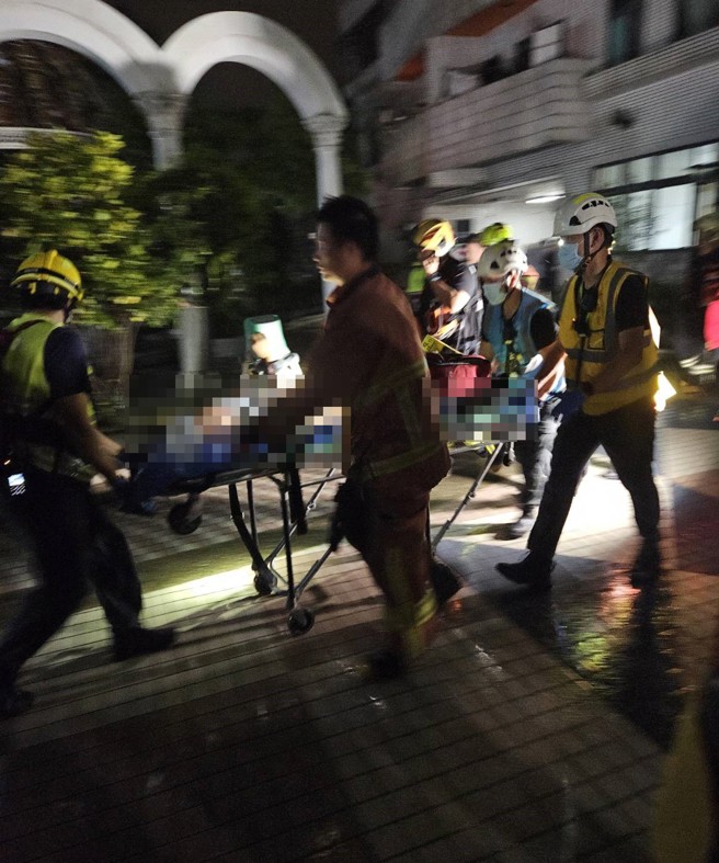 新北市八里中华路二段上的社区大楼，深夜10时许，14楼发生严重火警，一名妇人被救出送医命危。（翻摄画面）
