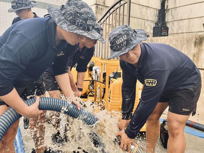 海軍水下作業大隊至宜蘭蘇澳地區協助積水區域實施緊急抽水。
（海軍司令部提供）