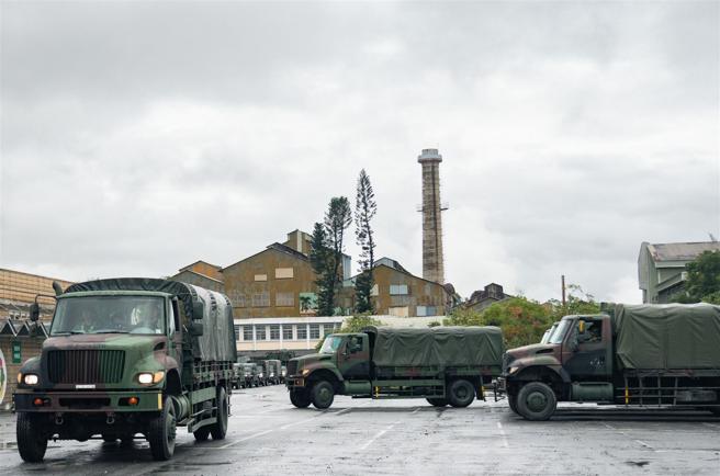 第2作戰區兵力機動轉移前進指揮所與兵力至鳳林國中活動中心，待命支援地方災後復原工作。（記者張雅淳攝）