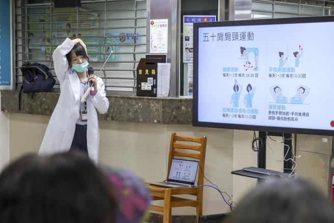  醫師提醒民眾可進行鐘擺運動、手指爬牆運動、摸耳運動、拉棒運動或毛巾運動，每天1至2次、每次10至20回，以改善五十肩症狀。（記者范瑜攝）