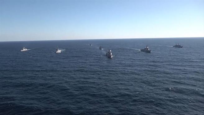 7艘南韓海軍新銳艦艇編隊航行，展現優異水面戰力。（截自南韓海軍YouTube）