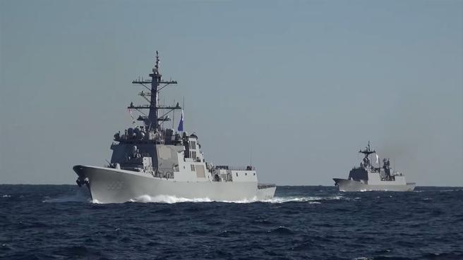 「正祖大王號」（左）與僚艦操作多項海上作戰課目，展示優異戰力。（截自南韓海軍YouTube）