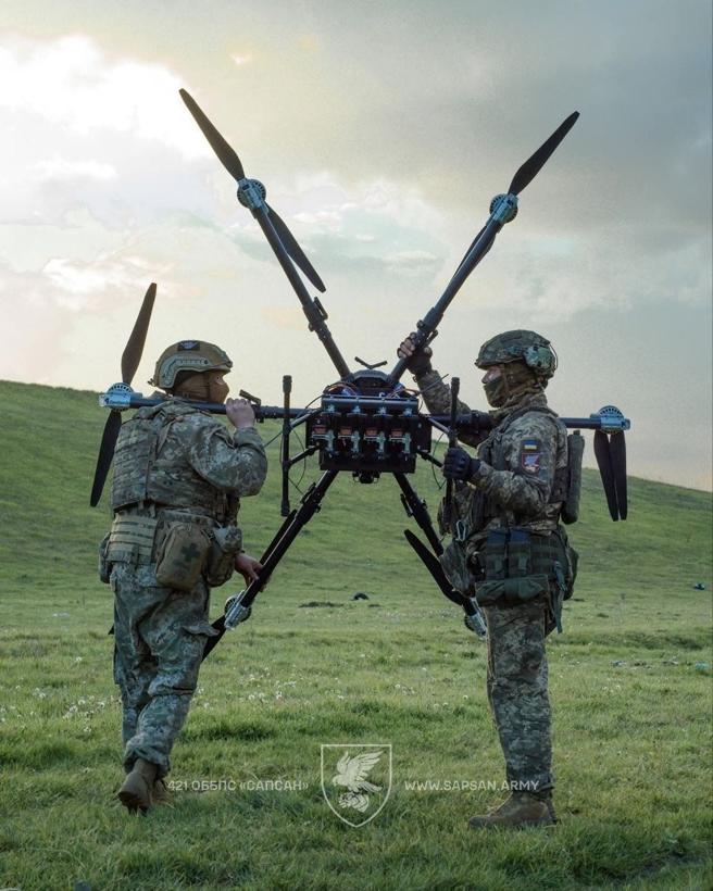  烏克蘭在戰場驗證的無人機性能指標，將成為北約重要建軍參考。圖為烏軍操作的六軸無人機。（取自烏克蘭國防部「X」帳號）