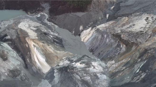 林业及自然保育署今天清晨出动无人机空拍花莲马太鞍溪堰塞湖现况，发现溢流口处前300公处，新增1处小堰塞湖，正估算蓄水量及溢流时间。（水利署第九河川分署提供／罗亦晽花莲传真）