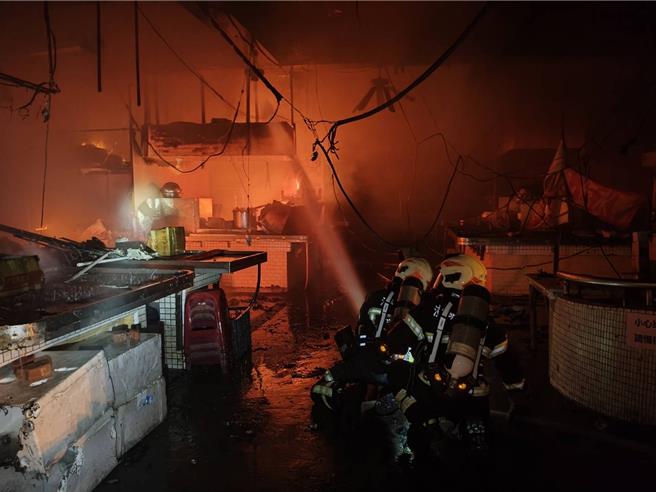 2025年11月13日澎湖县／马公北辰市场内摊位13日凌晨窜出火舌，警消布水线灌救。（澎湖县政府消防局提供／许逸民澎湖传真）