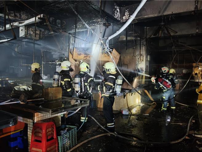 2025年11月13日澎湖县／马公北辰市场内摊位13日凌晨火灾，造成6处摊位受损。（澎湖县政府消防局提供／许逸民澎湖传真）