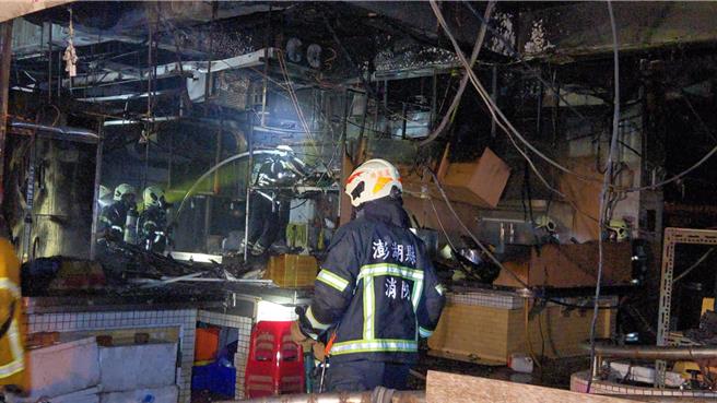 2025年11月13日澎湖县／马公北辰市场内摊位13日凌晨发生火灾，造成6处摊位受损，警消全力灌救。（许逸民摄）