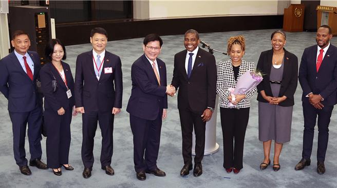 聖克里斯多福及尼維斯聯邦總理德魯（Terrance Drew）伉儷（右四及右三）13日率團訪台，外交部長林佳龍（左四）前往接機並表達歡迎之意。（范揚光攝）