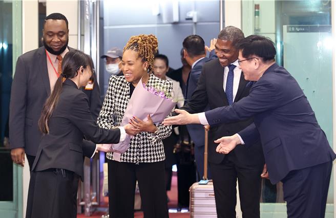 聖克里斯多福及尼維斯聯邦總理德魯（Terrance Drew）伉儷（右二及左二）13日率團訪台，外交部長林佳龍（右一）前往接機並表達歡迎之意。（范揚光攝）