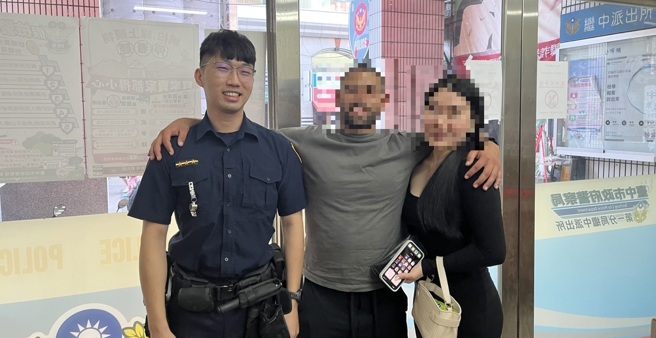 异国美丽邂逅在台湾，英国男遗失钱包警热心寻回。（翻摄画面）
