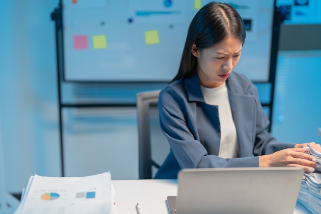 久坐可能造成下肢靜脈血栓，增加肺栓塞、腦中風的危機。（示意圖，Shutterstock／達志）