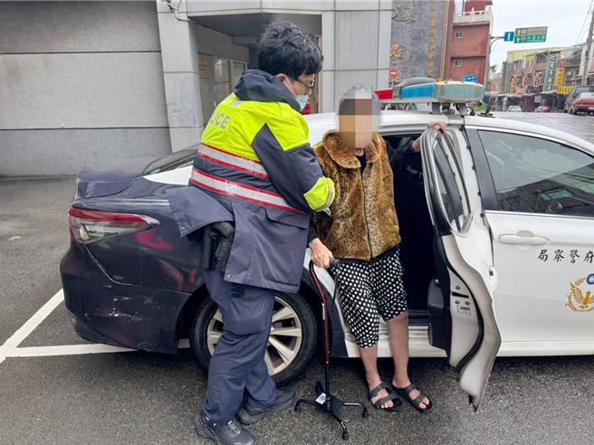 桃园市观音区81岁的王姓老妇，12日下午趁着雨势减缓之际外出办事，却在途中遇上一阵强风被吹倒在地，大园警分局观音分驻所巡逻员警见状上前关心，确认老妇伤势无碍后通知家属接回。（翻摄照片）