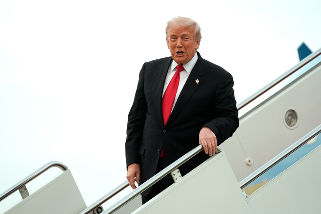 美國總統川普於2025年11月9日搭乘空軍一號抵達馬里蘭州安德魯斯聯合基地，準備前往觀賞華盛頓指揮官隊與底特律雄獅隊之間的橄欖球比賽。（圖／美聯社）
