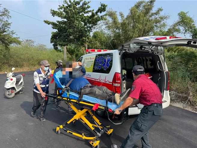 警消成功寻获倒卧于山林间、体力不支的郑男，立即给予饮水并协助脱困，随后由救护车送医。（警方提供／纪爰高雄传真）