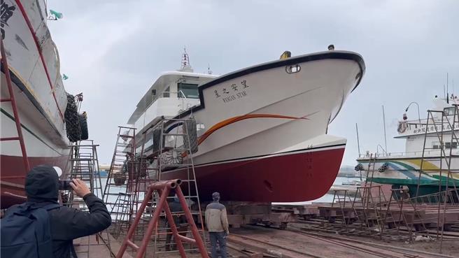 2025年11月13日澎湖縣／望安之星交通船前年初「首航即斷航」，然後擺爛放到壞掉，直到去年底鄉長許賢德涉貪遭羈押，才由代理鄉長指示送上架維修。（資料畫面）