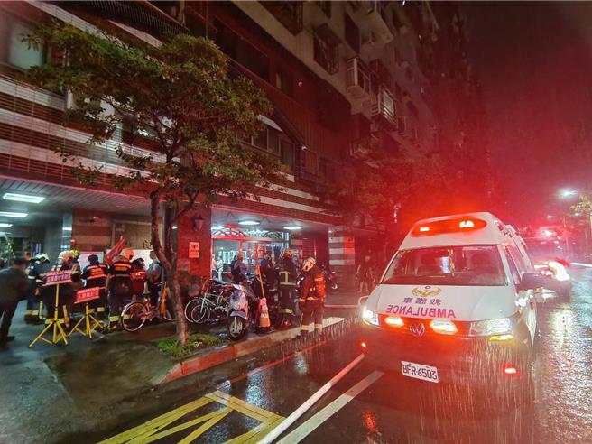 2025年11月13日新北市／八里区某大楼高楼层火警发生，屋内救出61岁妇人送医急救不治。（新北市政府消防局提供／吴嘉亿新北传真）