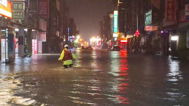 宜兰多地因暴雨狂炸而出现淹水灾情，图为苏澳镇马路成一片汪洋。（图取自苏澳镇公所脸书粉专）