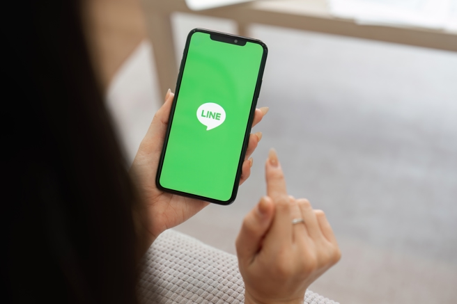 人妻意外发现丈夫LINE「隐藏聊天室」藏暧昧讯息。（示意图，shutterstock／达志）