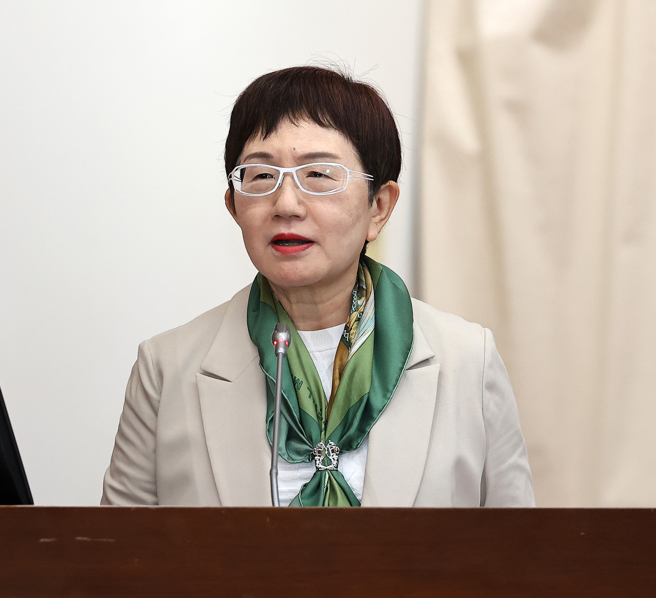 立法院財政委員會13日邀請財政部長莊翠雲（見圖）、主計總處主計長陳淑姿、中央銀行副總裁、國家發展委員會副主任委員、經濟部次長、勞動部次長、衛生福利部次長就「經濟成長讓全民共享：政府如何縮短所得差距暨改善相對貧窮化之對策」進行專題報告。（劉宗龍攝）
