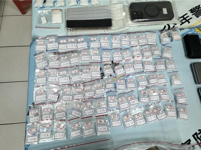 台南市少年警察队破获毒品大盘商，当场查扣第3级毒品恺他命162包478公克、毒品咖啡包550包2215公克、彩虹菸1926支及毒品分装器等证物。（警方提供／曹婷婷台南传真）