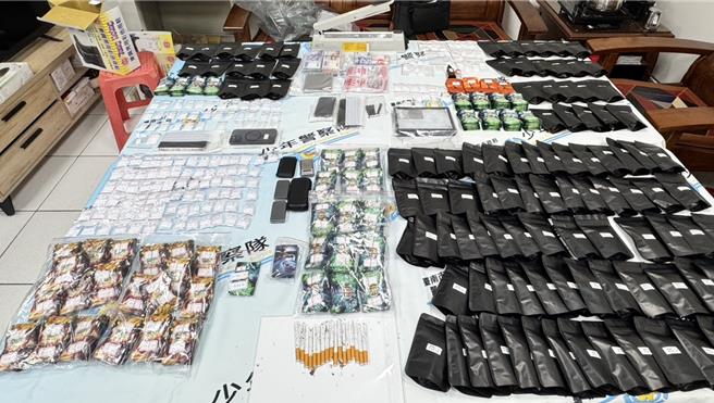 台南市少年警察队破获毒品大盘商，当场查扣第3级毒品恺他命162包478公克、毒品咖啡包550包2215公克、彩虹菸1926支及毒品分装器等证物。（警方提供／曹婷婷台南传真）