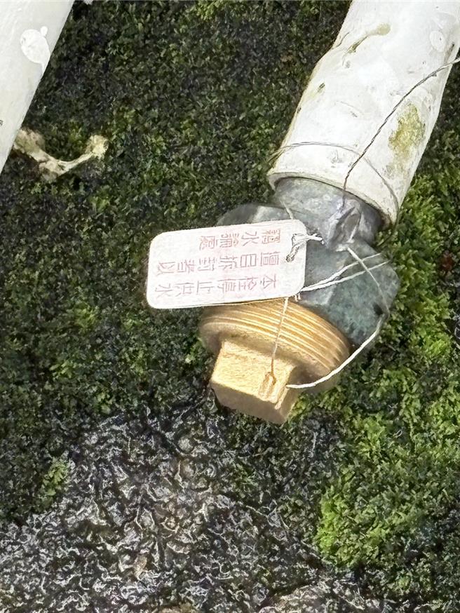 市府团队前往屡遭查获色情的养生馆执行断水断电。（警方提供）