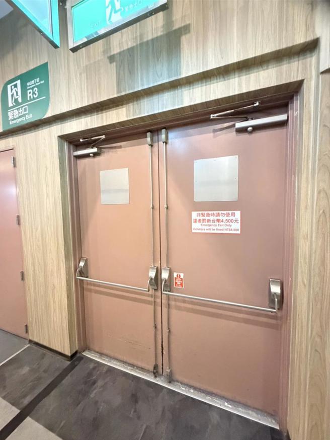 建管处强调，业者勿任意堆置杂货于安全梯间、防火铁卷门下方、排烟室或走道，阻碍人员逃生避难而造成公共危险。（北市建管处提供／张珈瑄台北传真）
